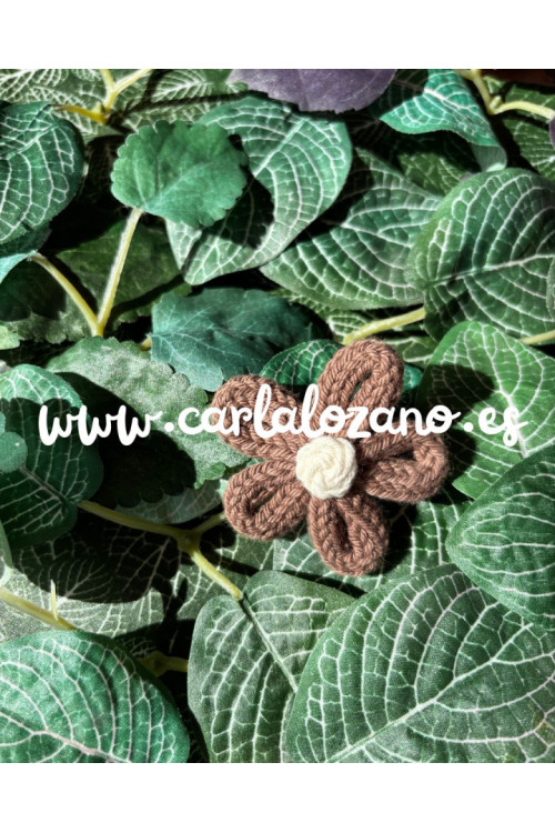 Flor de tricot MARRÓN