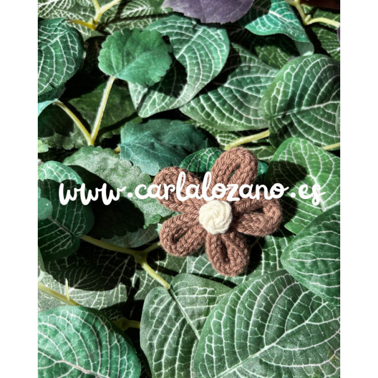 Flor de tricot MARRÓN